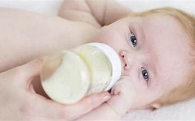 刚出生的一天吃多少奶粉
